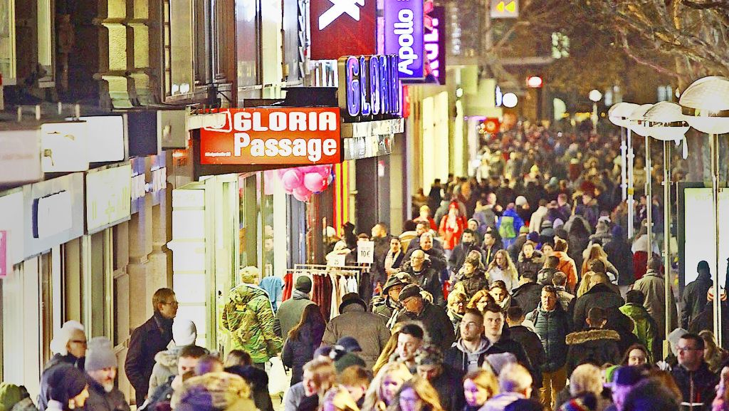  Tausende Menschen pilgerten am dritten Adventssamstag bei der langen Einkaufsnacht durch Stuttgart, um Geschenke einzukaufen, Glühwein zu genießen und Weihnachtslieder zu singen. 