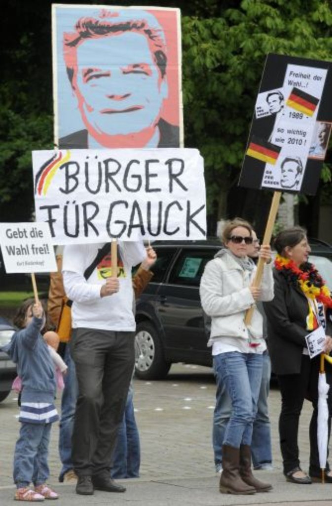 Vor allem die Bürger wollen Gauck im Schloss Bellevue sehen. In Umfragen liegt der Kandidat von SPD und Grünen weit vor Christian Wulff, auf Plakaten taucht Gaucks Konterfei in Barack-Obama-Manier auf.