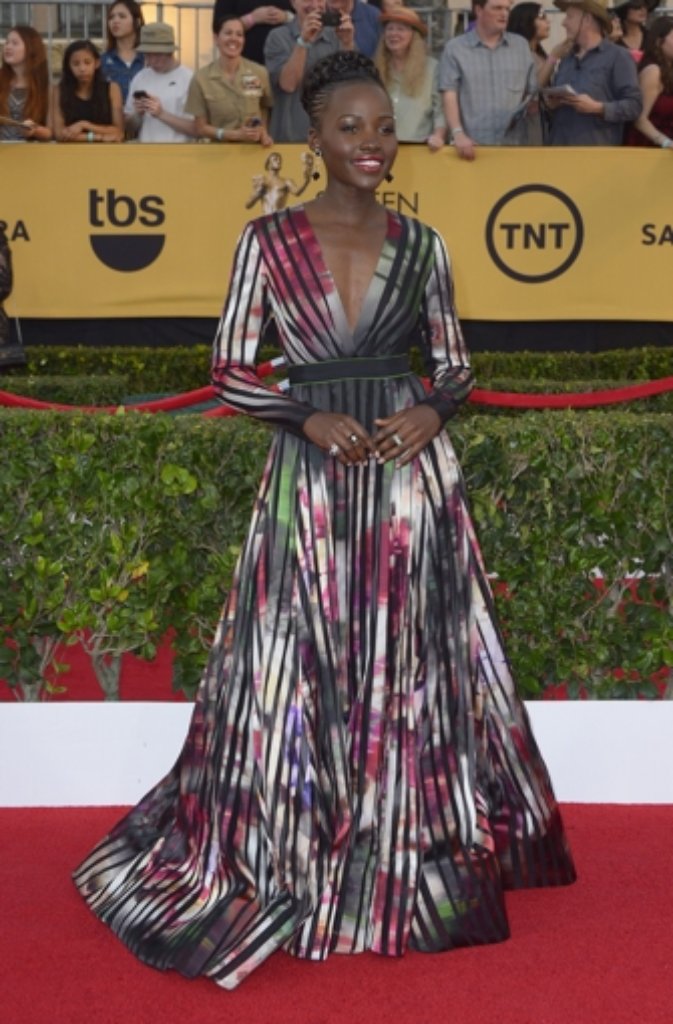 Wer, wenn nicht Lupita Nyongo kann dieses Kleid von Elie Saab tragen? Eine gewagte Entscheidung, aber es funktioniert.