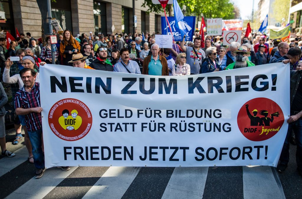 Zum Ostermarsch in Stuttgart unter dem Motto „Abrüsten statt Aufrüsten“ kamen nach Angaben der Veranstalter rund 2500 Menschen, in Mannheim versammelten sich nach Polizeiangaben etwa 800 Teilnehmer.