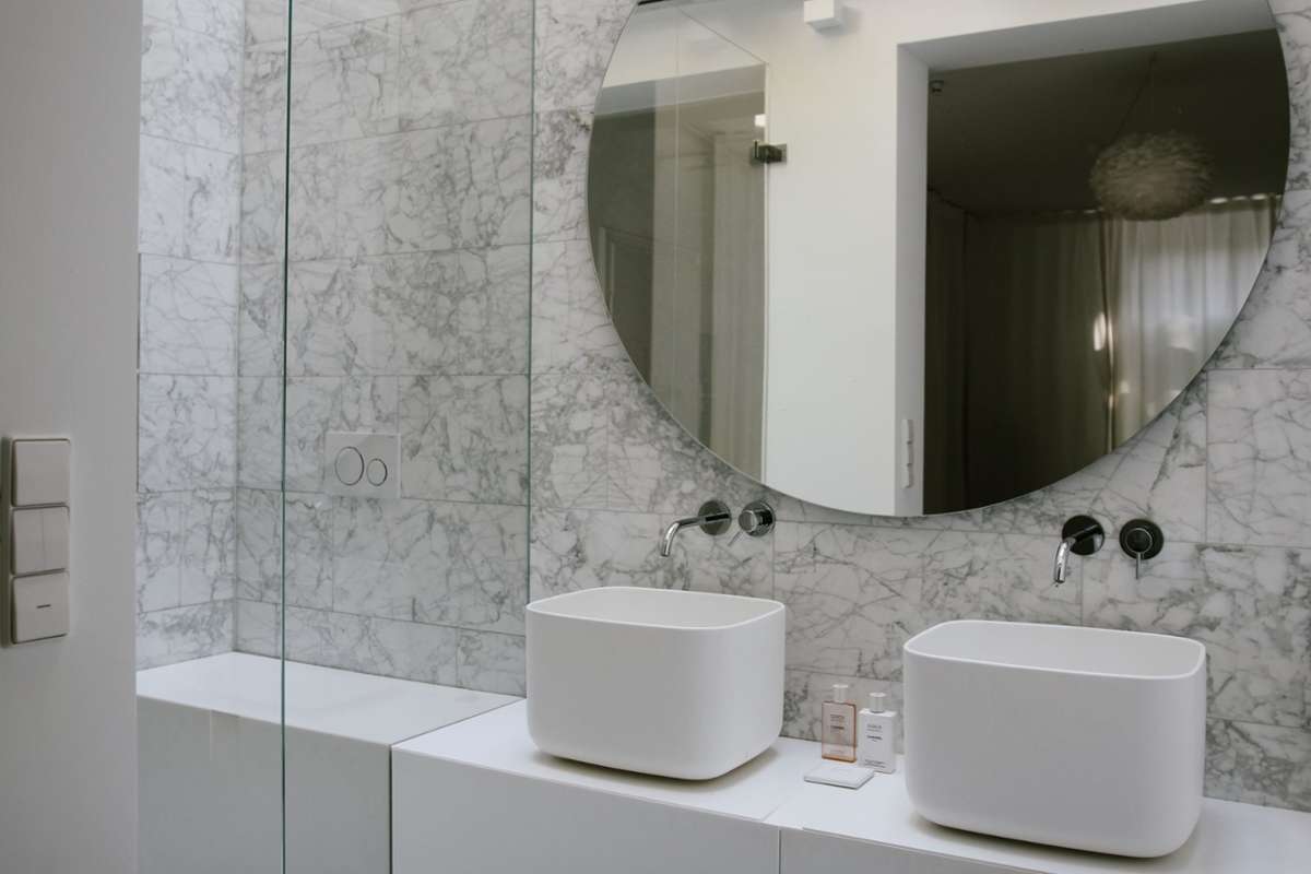 Das Badezimmer ist ein weiterer Design-Höhepunkt der Wohnung. Ein Glasdach vermittelt das Gefühl, dass man im Freien duschen würde.  