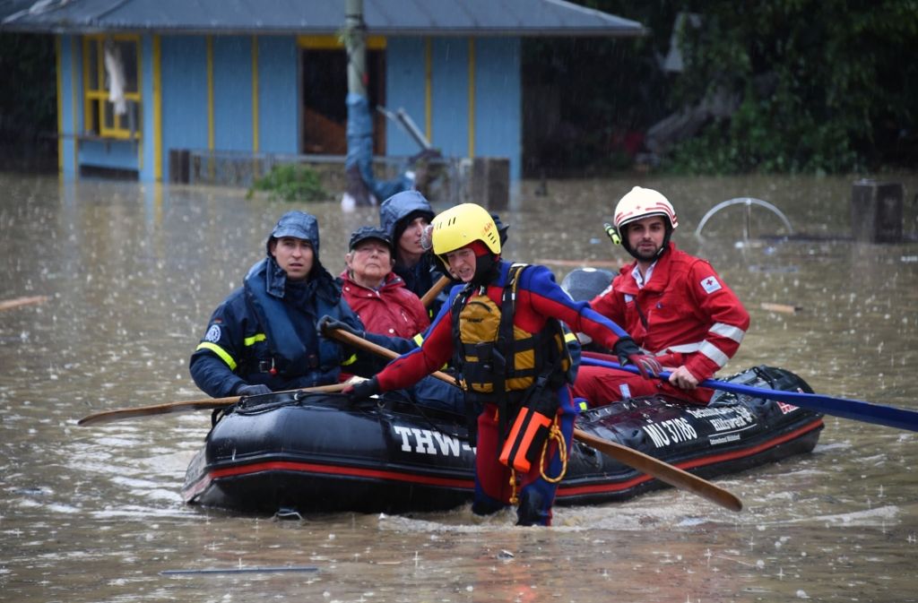 Mitarbeiter der Wasserwacht des bayrischen Roten Kreuzes evakuieren Bewohner der überfluteten Stadt Simbach am Inn.