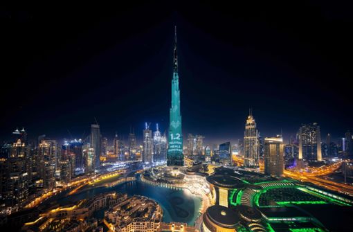 Der Burj Khalifa in Dubai leuchtet hell auf, das Spendenziel von 1,2 Millionen Mahlzeiten für bedürftige Menschen wurde innerhalb kürzester Zeit erreicht. Foto: AFP
