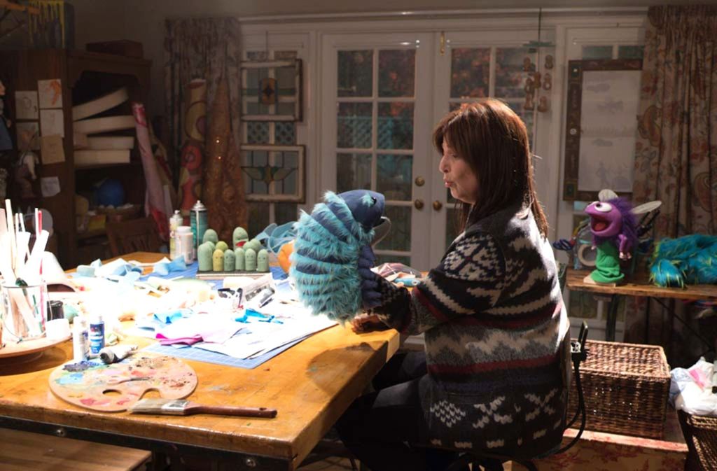 Deirdre (Catherine Keener) spricht mit einer ihrer Puppen.