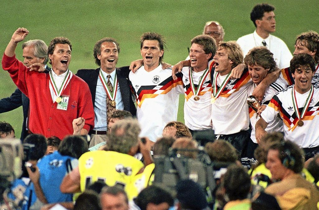 „Geht’s raus und spielt’s Fußball“ – diese Ansage reichte dem damaligen Teamchef Franz Beckenbauer (2. von links), um seine Mannschaft zum WM-Titel zu coachen.