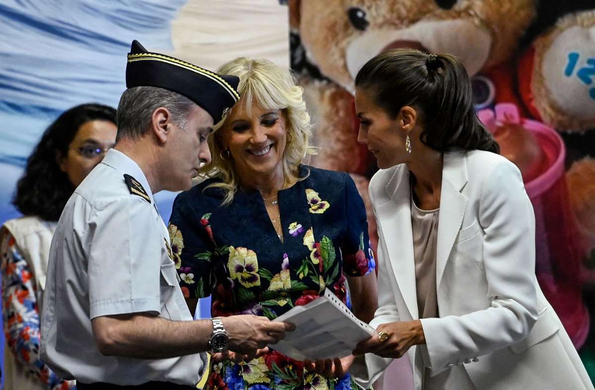 Königin Letizia von Spanien und Jill Biden sprechen am Rande eines NATO-Gipfels mit Vertretern und Beamten während ihres Besuchs im Aufnahmezentrum.