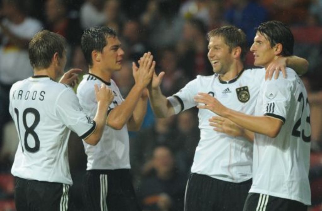 Das Länderspiel am 11. August 2010 in Kopenhagen gegen Dänemark wird sein letztes. Trotz zwischenzeitlichem Jubel über eine 2:0-Führung - hier mit (von links) Toni Kross, Marcel Schäfer und Mario Gomez - springt für die deutsche Mannschaft mit ...