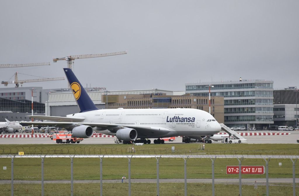 Ein Sprecher des Flughafens Stuttgart sagte, das Flugzeug sei sicher gelandet.