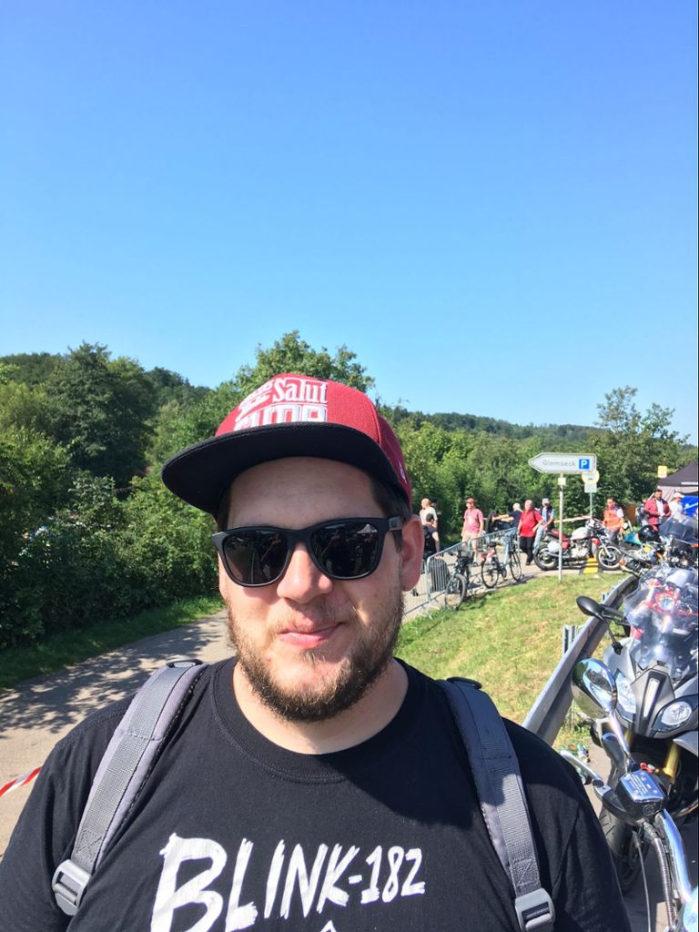 Sascho de Beer aus Neu-Isenburg:"Ich bin das dritte Mal bei Glemseck 101. Ich bin über Facebook auf die Veranstaltung aufmerksam geworden und bisher immer wieder gekommen, verkaufe hier heute sogar eines meiner Motorräder. Ich bleibe aber nur einen Tag, weil ich keine Lust auf das Campen habe."