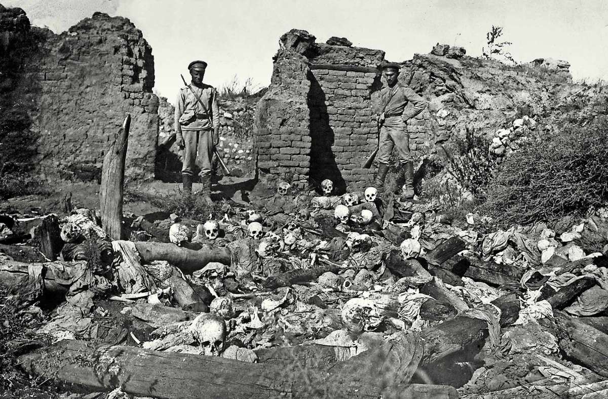 Auf ihrem Vormarsch stoßen russische Soldaten 1916 im Osten der Türkei immer wieder auf die Leichen zahlloser Armenier wie hier in dem Dörfchen Sheyxalan.