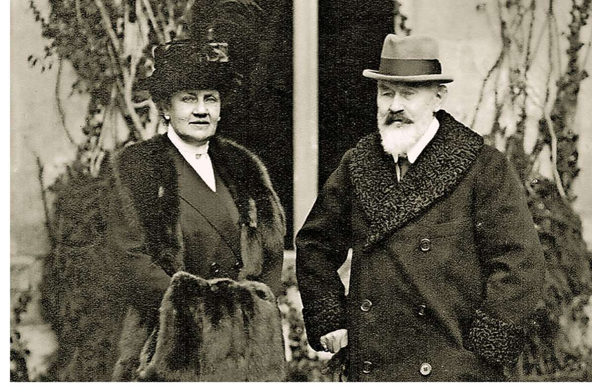 König Wilhelm II. und seine Frau Charlotte vor dem Kloster Bebenhausen, wo sie nach der Revolution von 1918 lebten