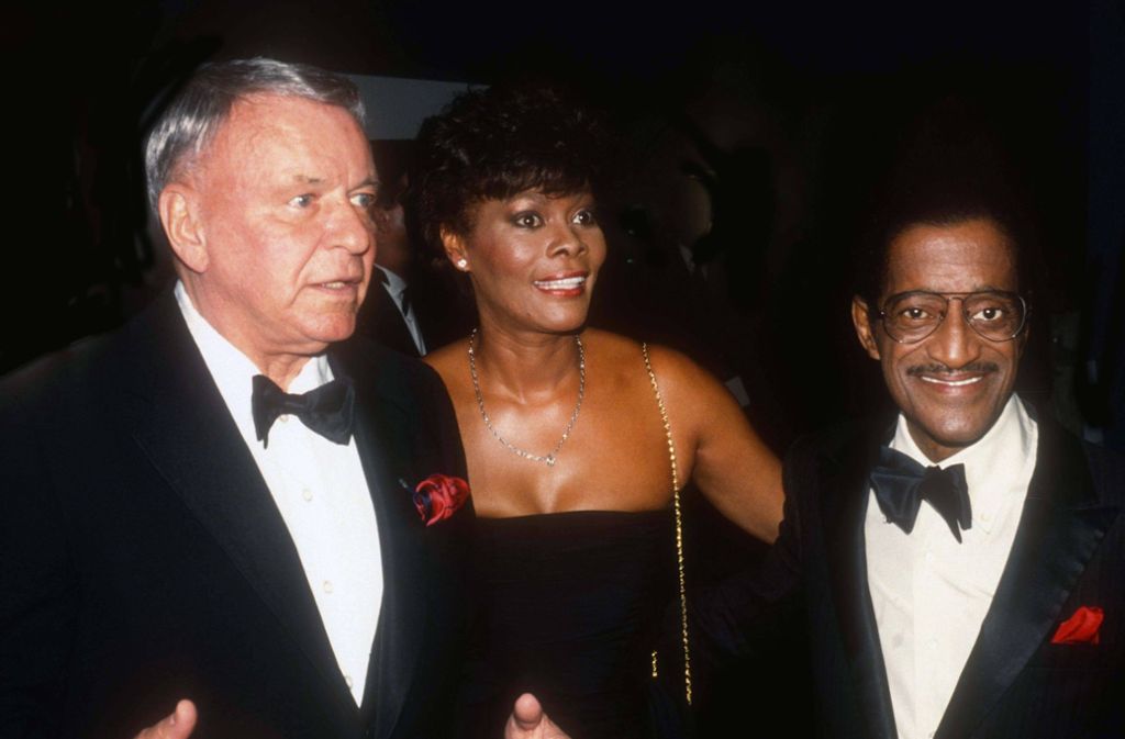Frank Sinatra, Dionne Warwick und Sammy Davis Jr. im festlichen Ornat.