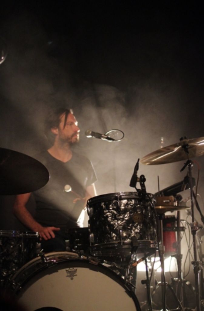 Dessen Band ist mit Knyphausen auf Tour: Schlagzeuger Alexander Jezdinsky ...