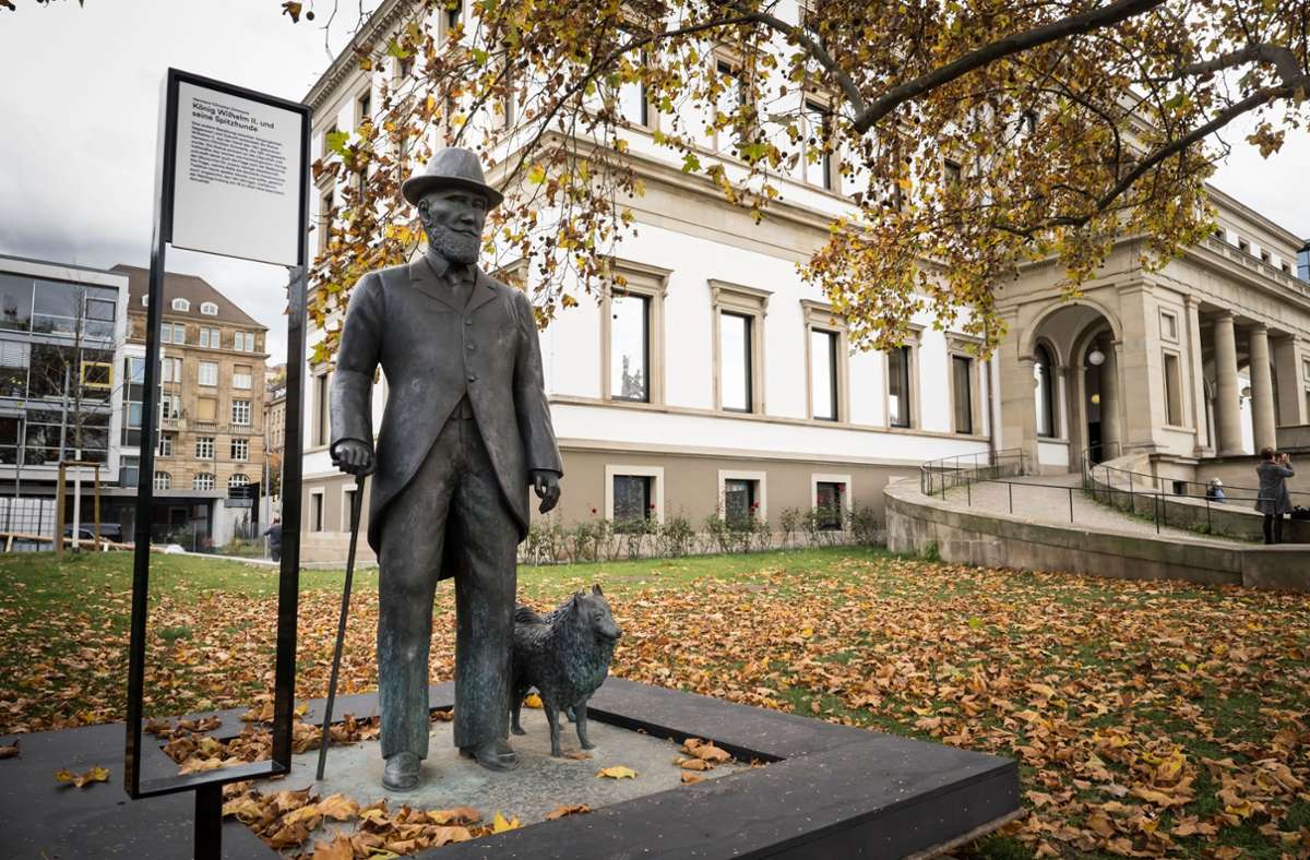 Zuvor stand die Skulptur am früheren Wilhelmspalais, dem letzten Wohnsitz des Königs.