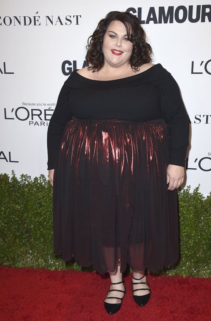 Die ehemalige American-Horror-Story Schauspielerin Chrissy Metz betrat den roten Teppich in einer schwarzen Rock-Shirt-Kombination mit metallisch Rot schimmernden Details.