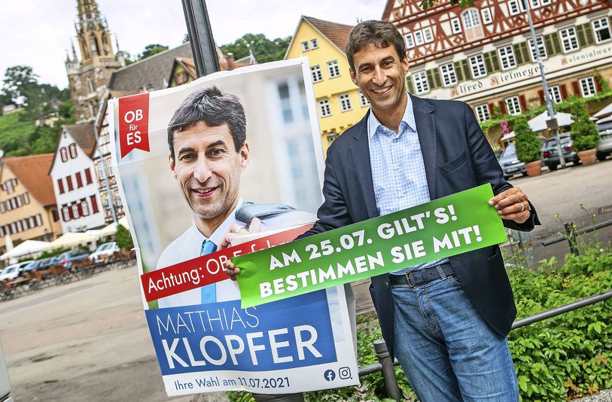 Oberbürgermeisterkandidat Matthias Klopfer klebt Plakate