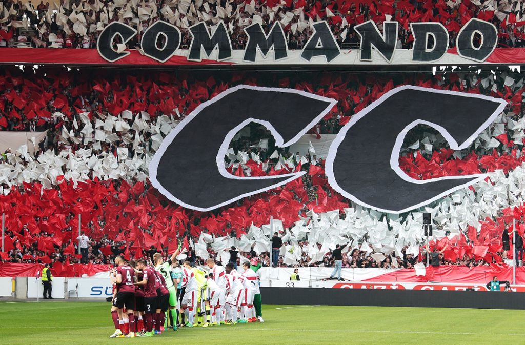 Imposante Choreo: Vor den Anpfiff feiert die Ultragruppierung Commando Cannstatt die VfB-Mannschaft – und ihr 20-jähriges Bestehen.