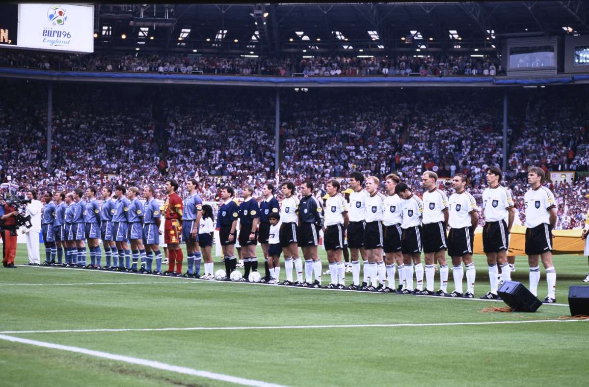EM 1996: Wieder geht es im Halbfinale ins Elfmeterschießen, wieder setzen sich die Deutschen durch. Nach einem wilden Spiel mit etlichen vergebenen Großchancen und je einem Tor auf jeder Seite treffen die ersten vier Schützen beider Teams vom Punkt.