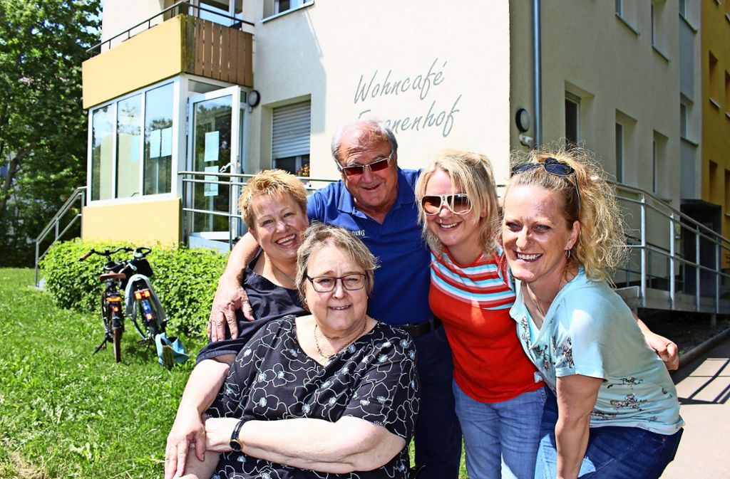 Fasanenhof-Nachbarn, die sich über nebenan.de gefunden haben:  Christine Albrecht, Ulla und Bernd Knoth, Daniela Bieneck sowie  Esther Todd (v. l.) Foto: Caroline Holowiecki