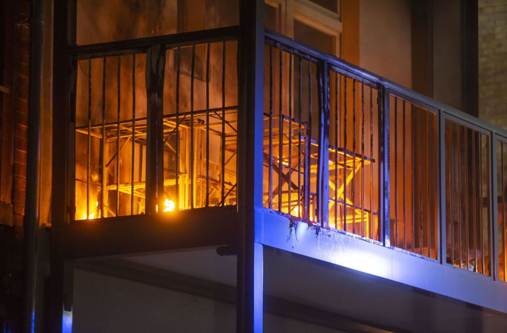 Warum das Feuer auf dem Balkon ausbrach, ist noch nicht geklärt.