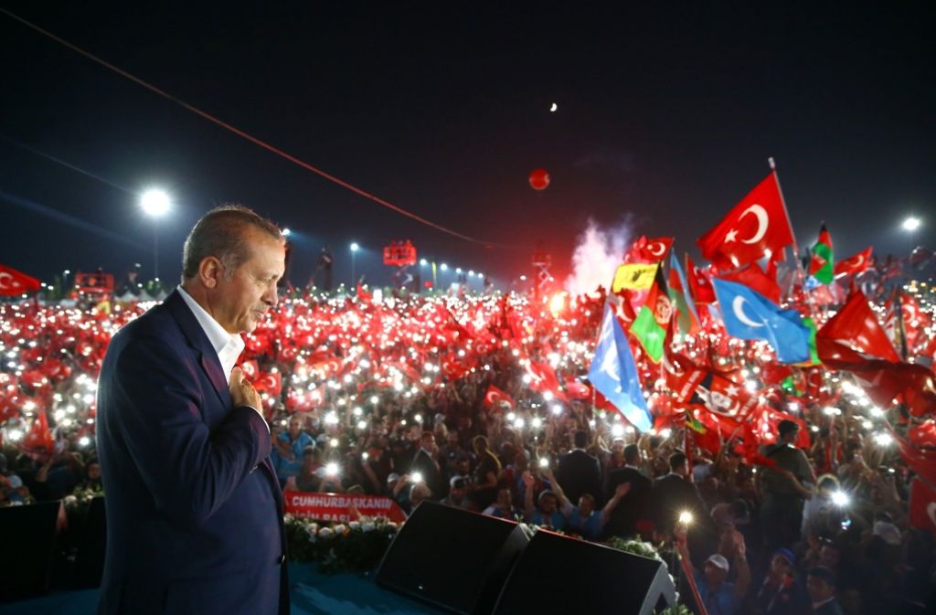 Dem türkischen Präsidenten jubeln die Massen zu.