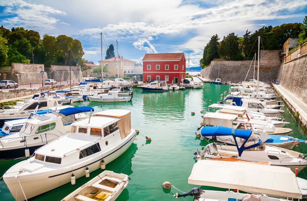 . . . Höhepunkt eines Besuchs ist für die meisten ein Bummel auf der Promenade, die genauso schön ist, wie ihr Name klingt: Paseo Maritimo. Hier kann man nicht nur wunderschön flanieren und tolle Sonnenuntergänge genießen, sondern man kommt zwangsläufig auch an Sehenswürdigkeiten vorbei, mit denen Dubrovnik nicht punkten kann: Die Meeresorgel des Künstlers und Architekten Nikola Bašić erzeugt sphärische Musik durch Meereswellen. Diese pressen, wenn sie ans Ufer schlagen, Luft in die an der Promenade installierten Orgelpfeifen. (Christiane Neubauer)