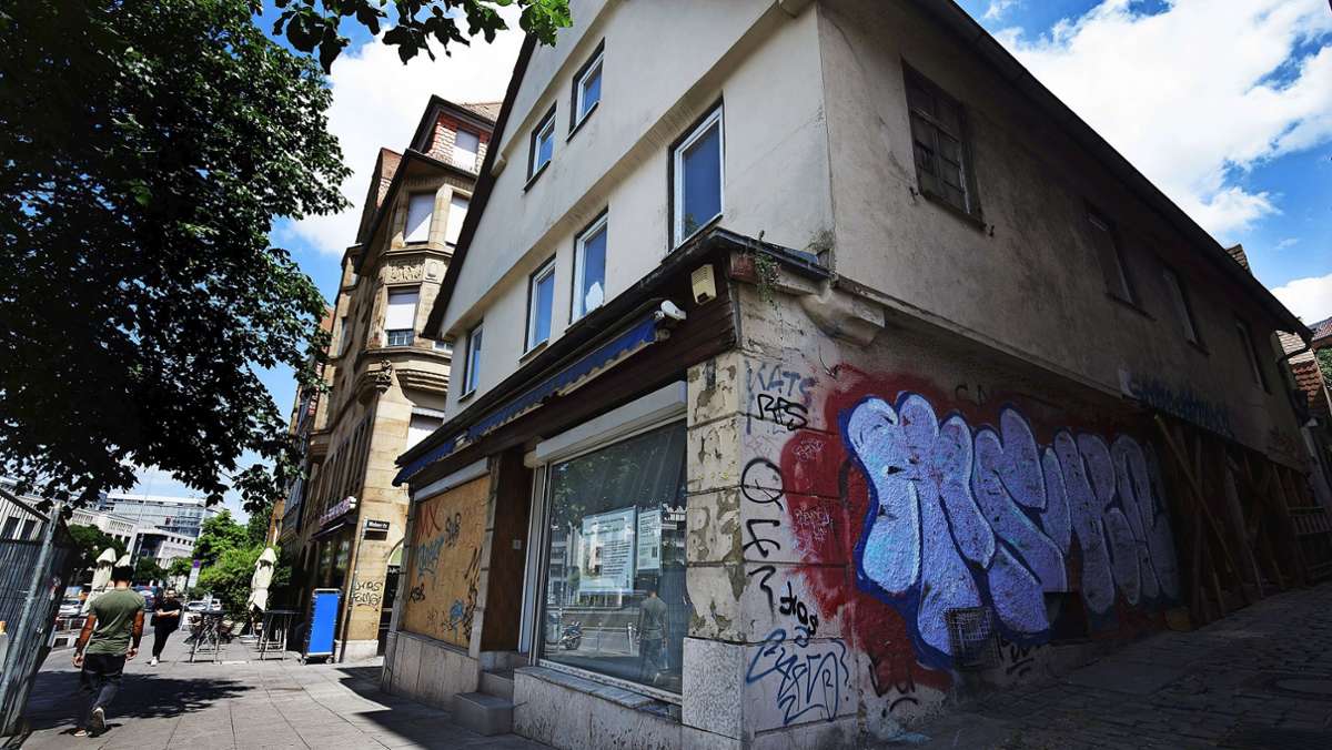 Lost Place Stuttgart: Marodes Altes Armenhaus wird von Resten der Bordell-Nutzung befreit