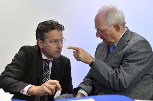 Finanzminister Wolfgang Schäuble (rechts) spricht mit Jeroen Dijsselbloem, dem Vorsitzenden der Eurogruppe. Foto: dpa