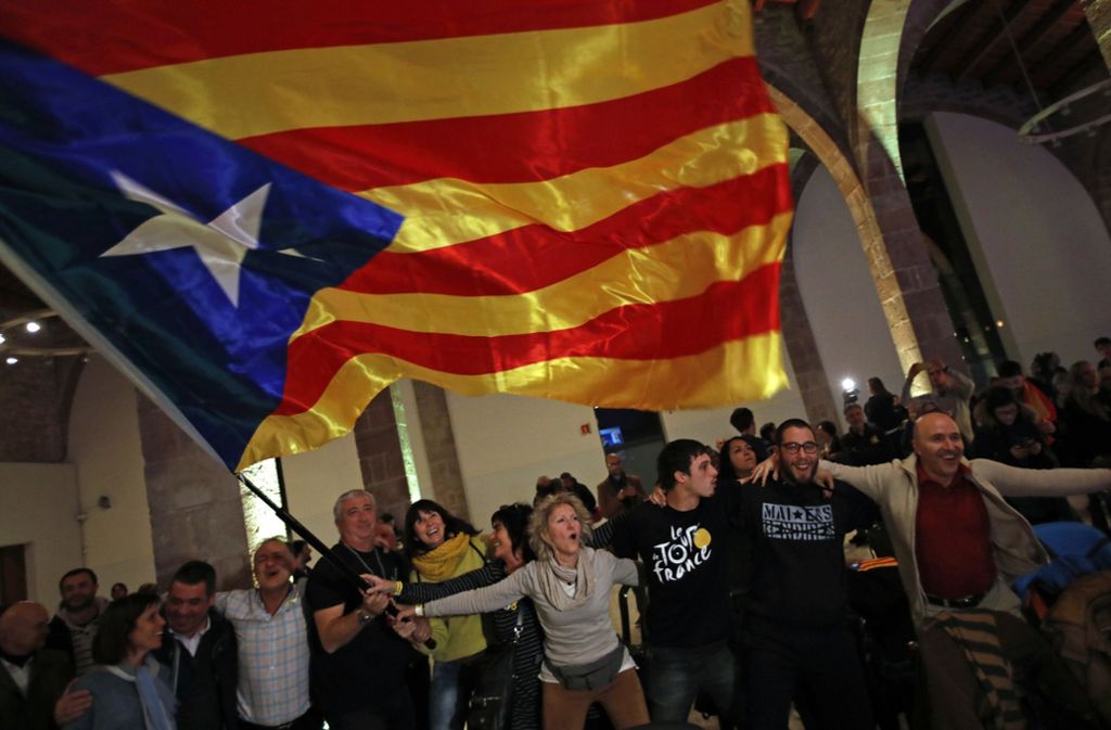 Unterstützer von Kataloniens Separatisten schwenken in Barcelona die katalanische Flagge.