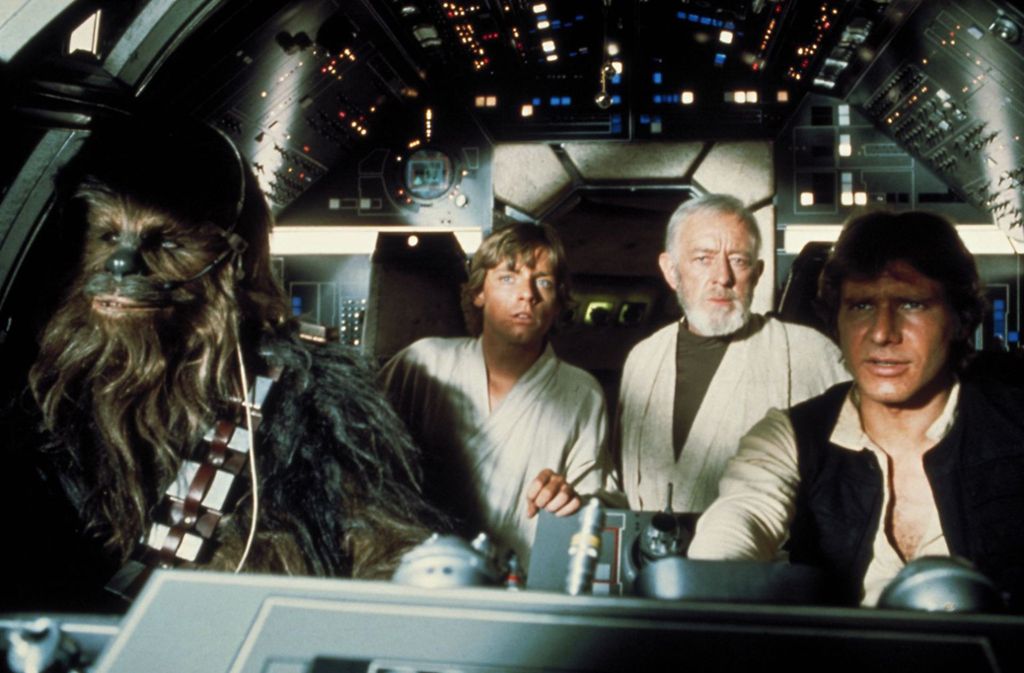 Chewbacca, Luke Skywalker (Mark Hamill), Obi Wan Kenobi (Alec Guinness) und Han Solo (Harrison Ford) in „Star Wars“ (1977) an Bord des Millenium-Falken.