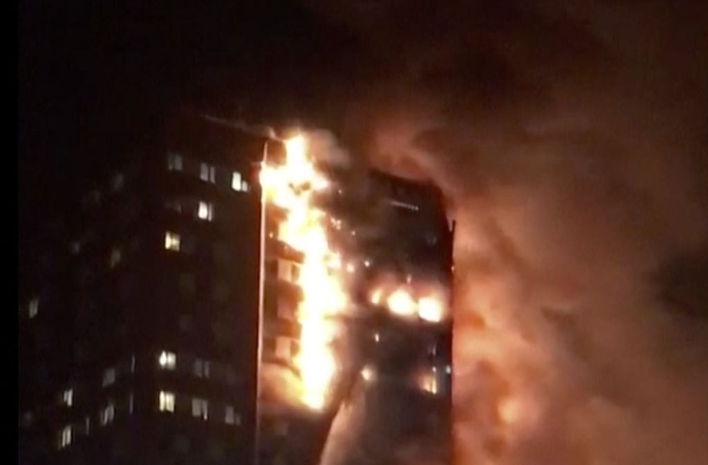 Das Gebäude mit mehr als 20 Stockwerken stand lichterloh in Flammen.
