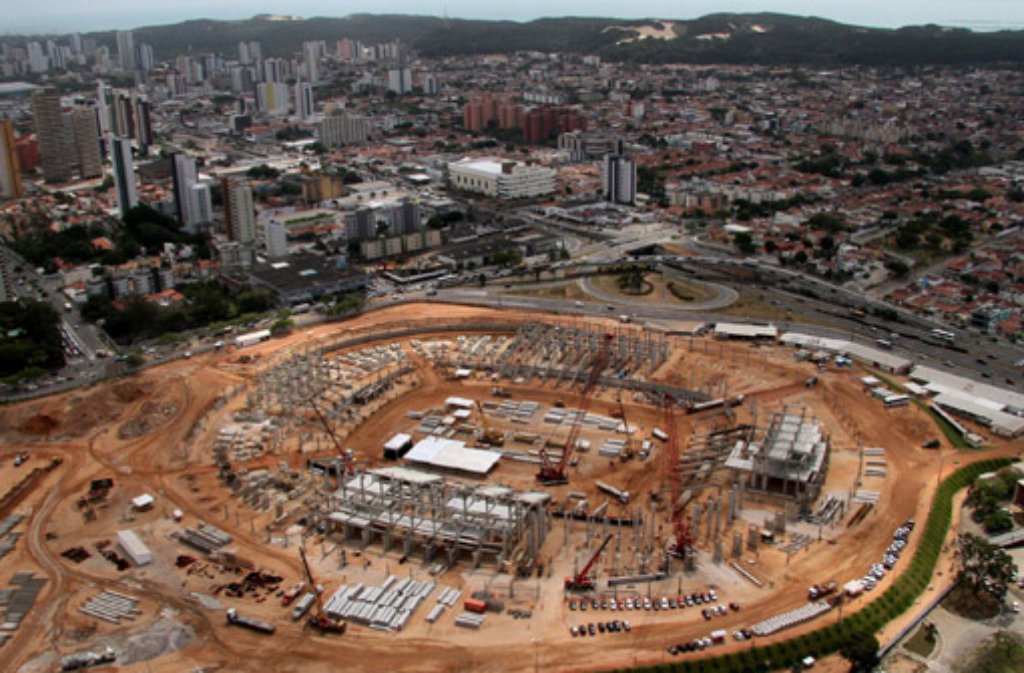 Noch im Bau: Die Arena das Dunas in Natal im Nordosten Brasiliens ist zu 94 Prozent fertig. Geschätzte Kosten: 413 Millionen Reais (131,6 Mio Euro). Sitzplätze zur WM: 42.086. Auf der Baustelle sind rund 1800 Arbeiter rund um die Uhr im Einsatz.