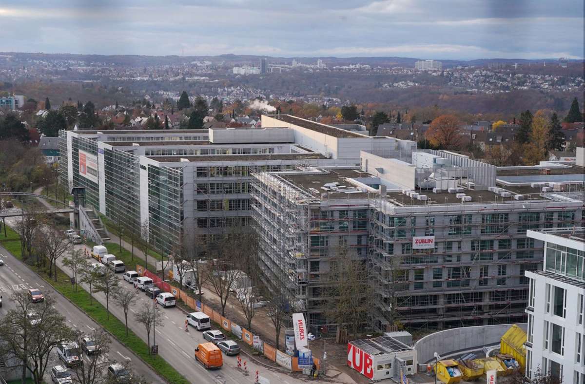 Degerloch Office Center heißt das Vorhaben an der Löffelstraße in Degerloch. Durch Neu- und Umbauten entstehen neue Büros aber eben auch Flächen für die Gastronomie und eine Kita. In der Tiefgarage soll Platz für mehr als 600 Autos sein.