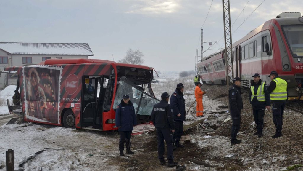 Sieben Schwerverletzte: Zug prallt auf Schulbus - mindestens fünf Tote in Serbien