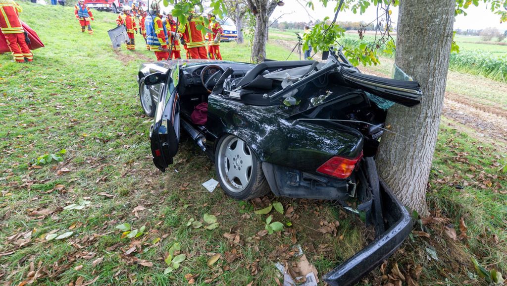 Unfall bei Filderstadt: Mercedesfahrer prallt nach Überholmanöver gegen Baum