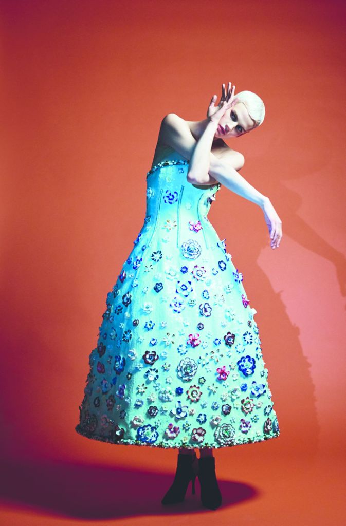Auch zu sehen: eine der letzten Kreationen von Karl Lagerfeld, der 2019 gestorben ist. Bustierkleid aus der Frühjahrssaison 2019, vollständig bestickt mit blassgrünen Pailletten und Blumen aus Keramik, getragen von dem Model Saskia de Brauw.