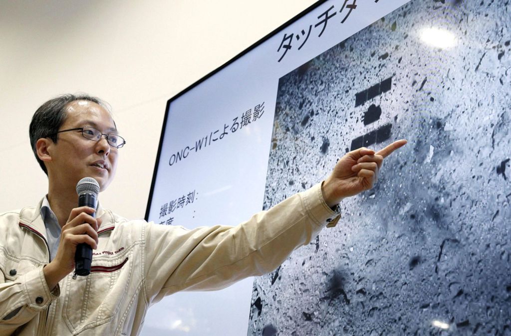 JAXA-Mitarbeiter Yuichi Tsuda erklärt, wo sich der Landepunkt der Raumsonde auf dem Asteroiden Ryugu befindet.