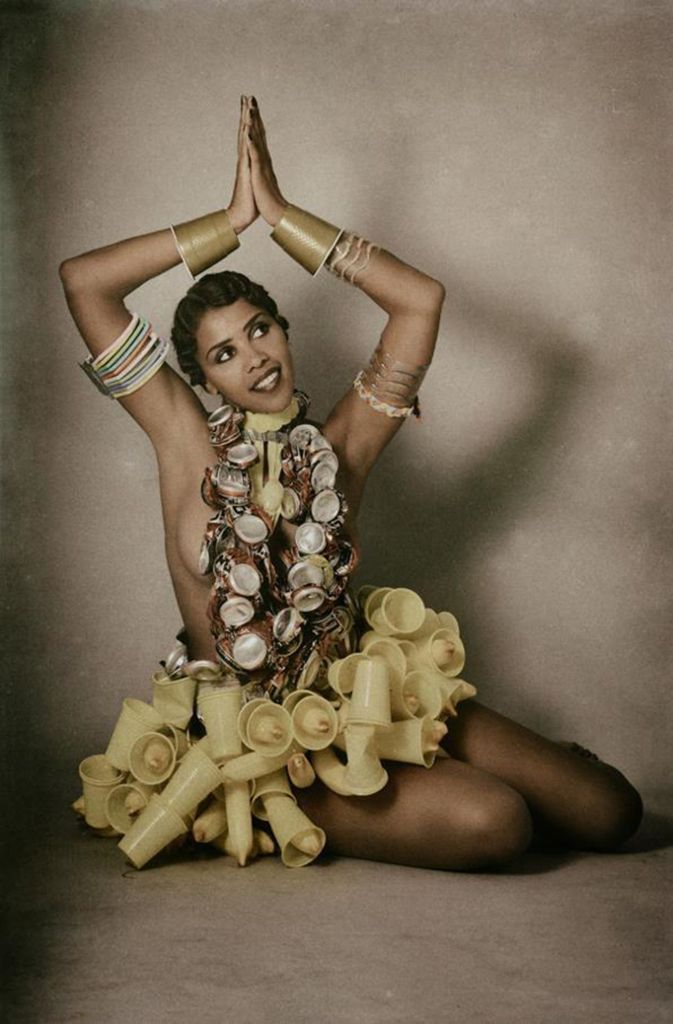 Einwegbecher aus Plastik als „Bananenröckchen“ von Josephine Baker.