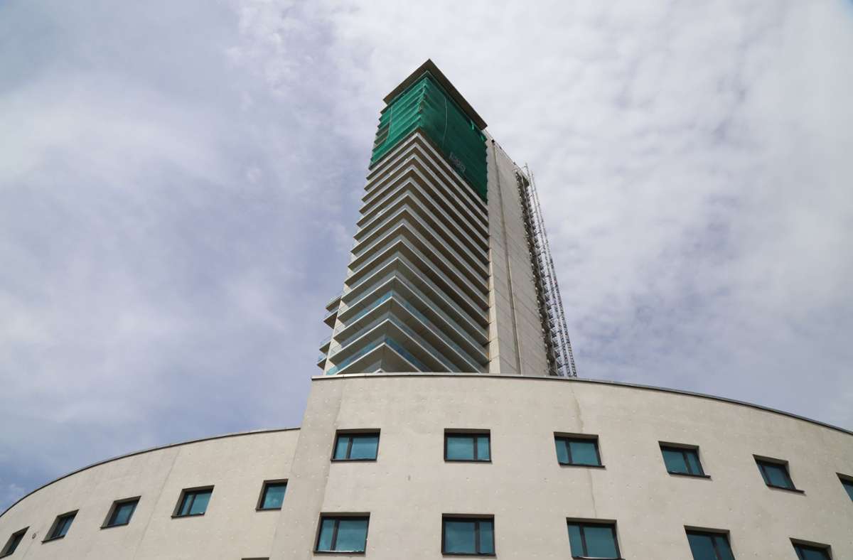 Die neuen Pläne sehen kleinere Balkone bei den Wohnungen im Turm vor. In das Sockelgebäude soll ein Hotel einziehen. Die neue Verglasung soll effizienter sein und es ermöglichen, dass der Turm den Energiestandard KfW 55 einhalten soll.