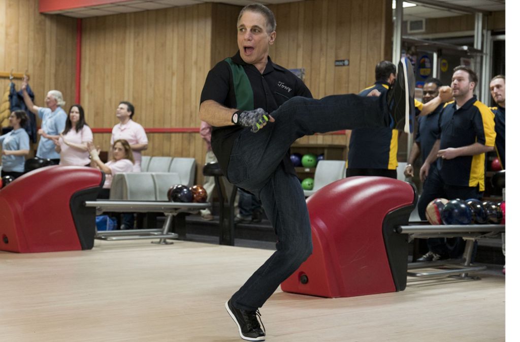 Tony Danza bejubelt in „The Good Cop“ die eigenen Bowling-Künste: Die Serie gehört zu den Netflix-Neuheiten im zweiten Halbjahr 2018. Foto:Netflix