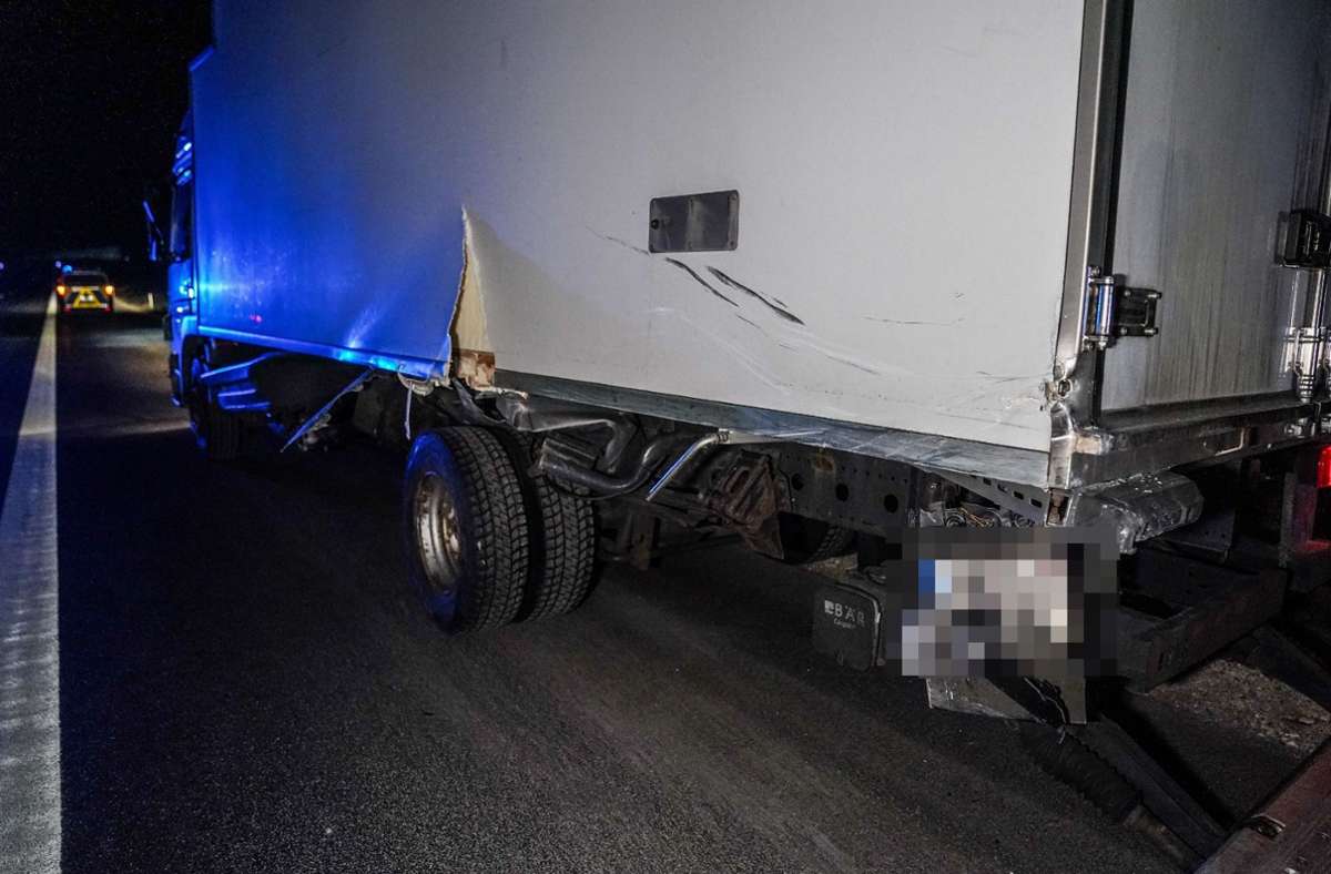 Der Wagen des Mannes geriet nach dem Zusammenstoß unter einen Viehtransporter.