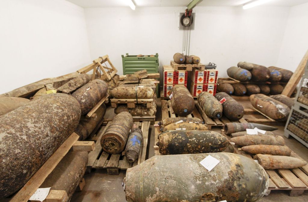 In einem der Bunker befindet sich ausschließlich großkalibrige Abwurfmunition, in einem anderen wird Brandmunition gelagert. Der dritte ist Kleinmunition vorbehalten.