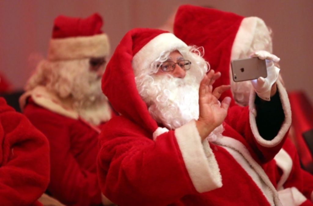 Der moderne Weihnachtsmann besitzt ein Smartphone.