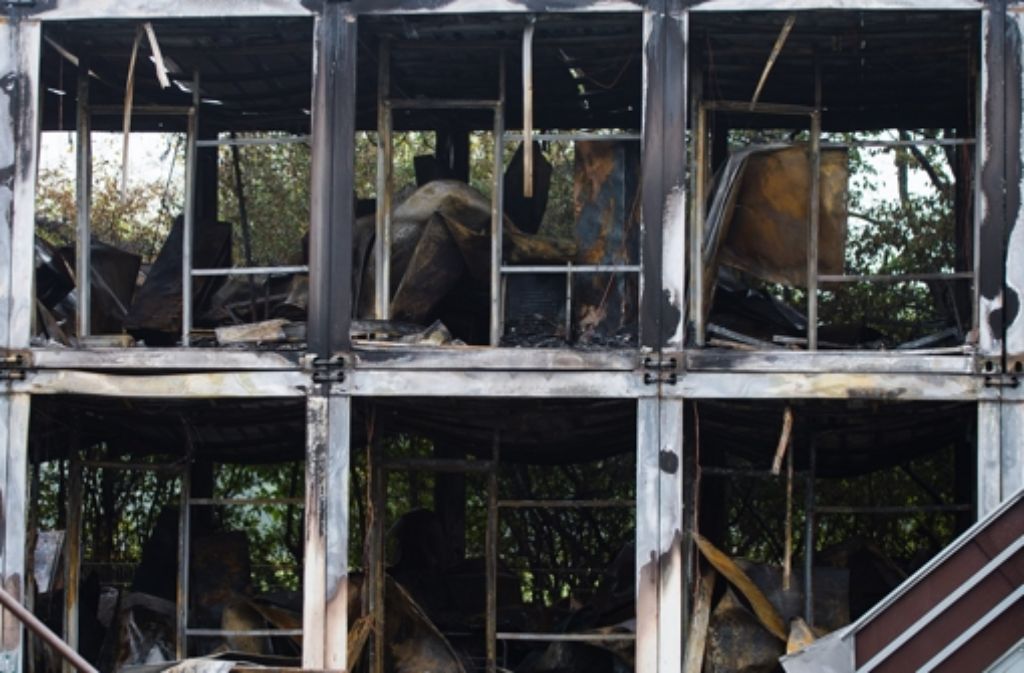 Die Wohncontainer sind nach dem Brand unbewohnbar. Foto: dpa