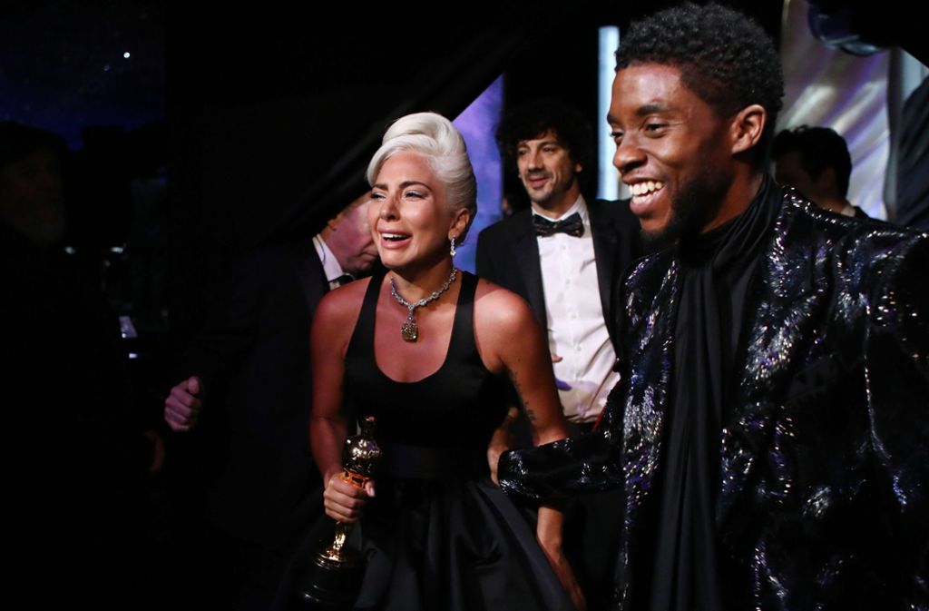 Lady Gaga erhielt eine Auszeichnung für den „besten Filmsong“ für „Shallow“ im Musikfilm „A Star Is Born“. Der Preis rührte die Sängerin zu Tränen.