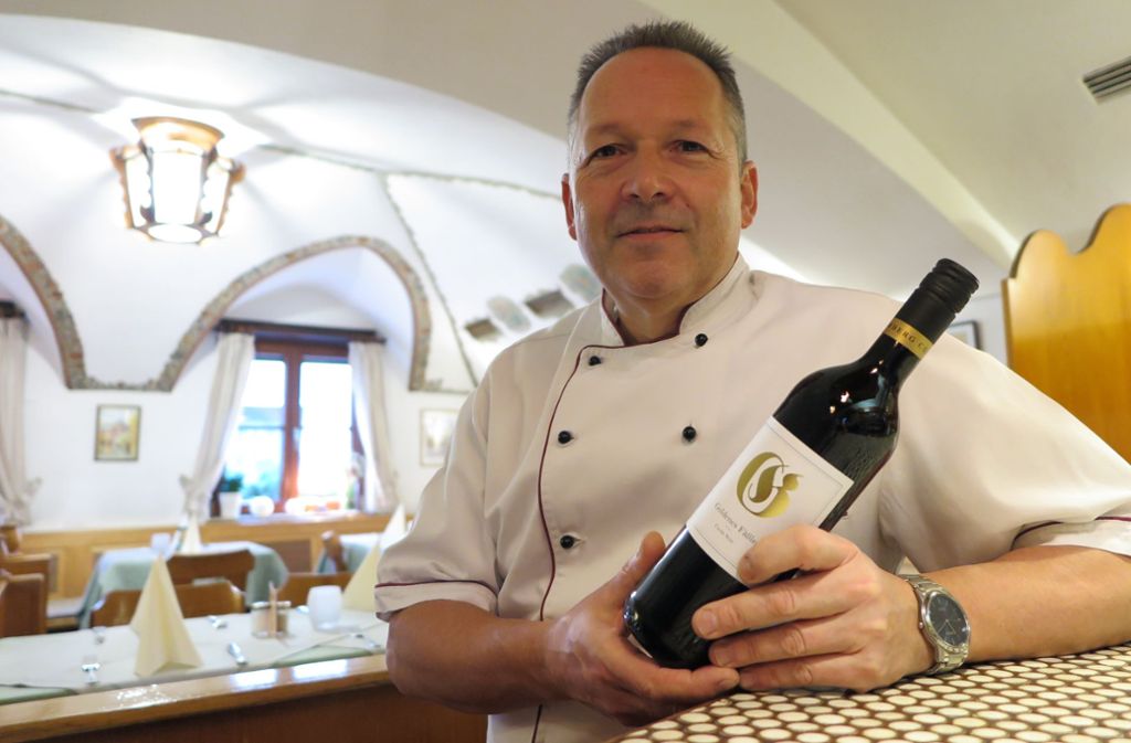 Zufriedener ohne Mittagstischangebot: Seit 30 Jahren betreibt Frank Wurm das Restaurant Goldenes Fässle. Zum runden Geburtstag hat er extra einen eigenen Wein abfüllen lassen.