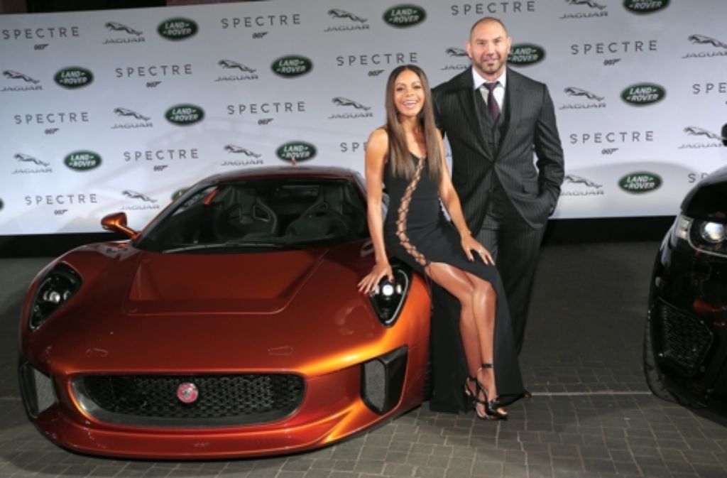 Naomie Harris und David Bautista posieren mit dem Jaguar C-X75.