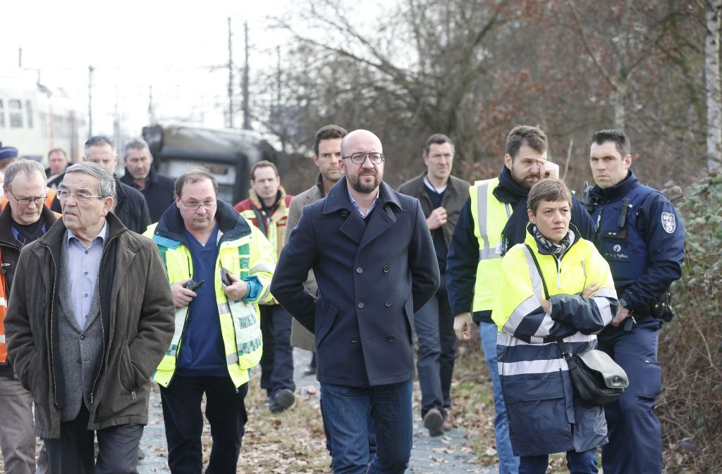 Der belgische Premierminister Charles Michel (Mitte) sowie der Bürgermeister der belgischen Stadt Löwen, Louis Tobback (links), sind zum Ort des Unglücks bekommen.