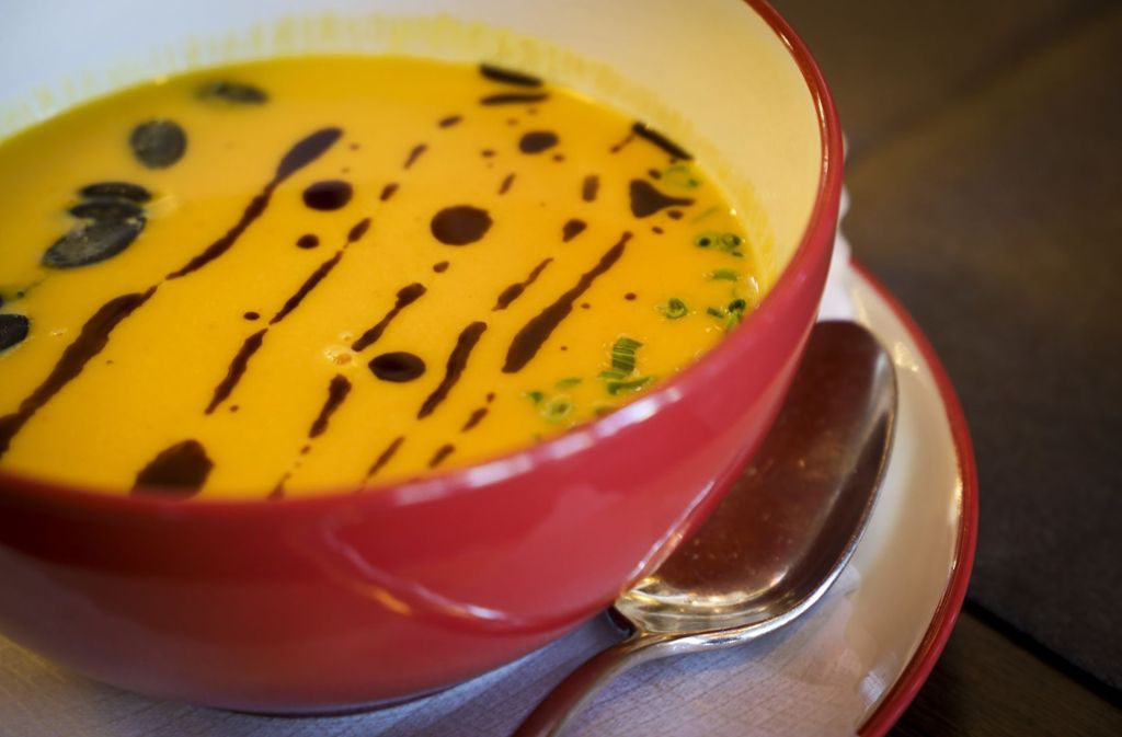 Wie gemalt: Eine Kürbiscremesuppe mit Kürbiskernöl
