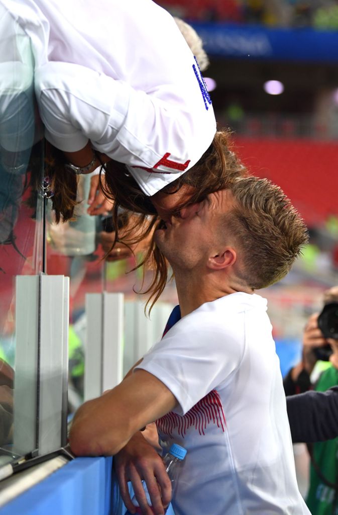 Belohnung für den Einzug ins Viertelfinale: Englands Jamie Vardy und seine Frau Rebekah verrenken sich für ein Küsschen.